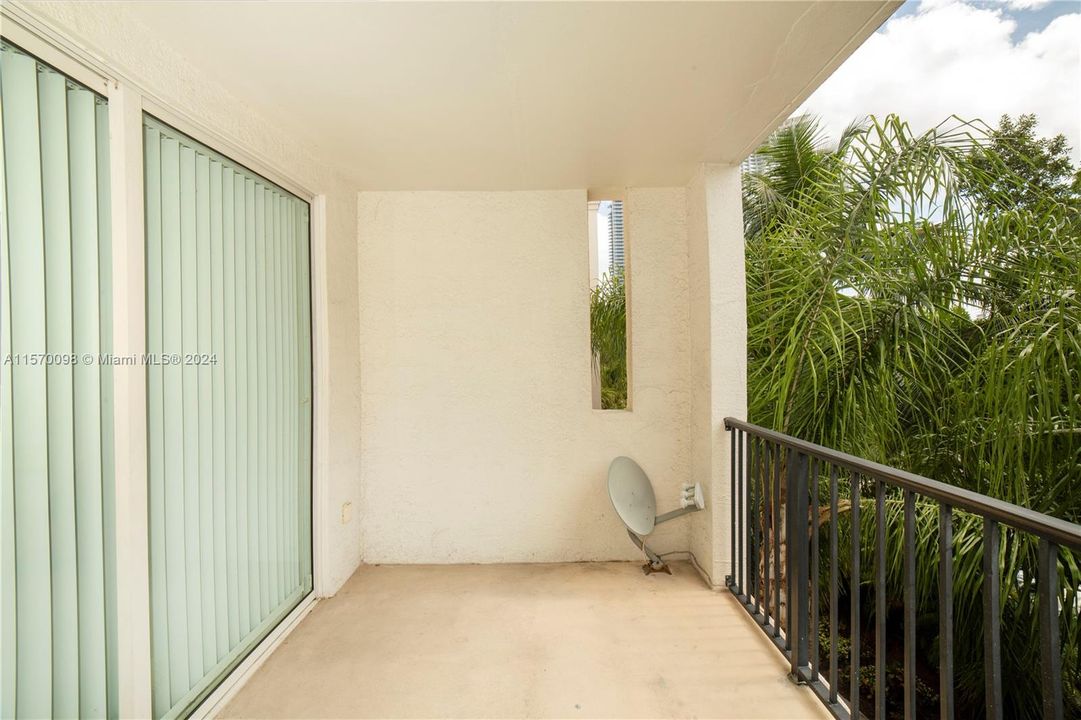 Active With Contract: $2,850 (2 beds, 2 baths, 1024 Square Feet)
