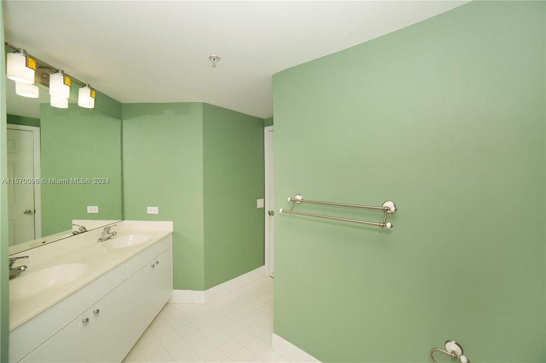 Active With Contract: $2,850 (2 beds, 2 baths, 1024 Square Feet)