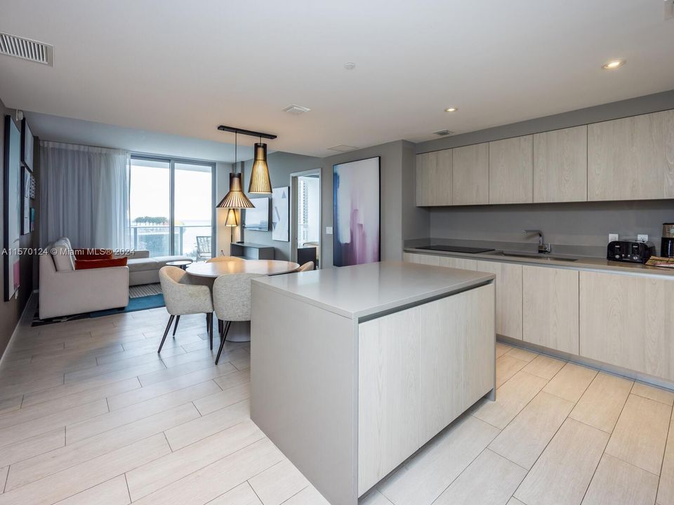 For Sale: $815,000 (2 beds, 2 baths, 1044 Square Feet)