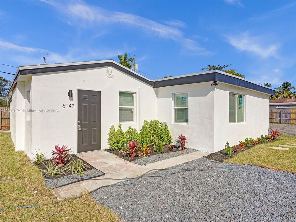For Sale: $725,000 (4 beds, 3 baths, 1415 Square Feet)