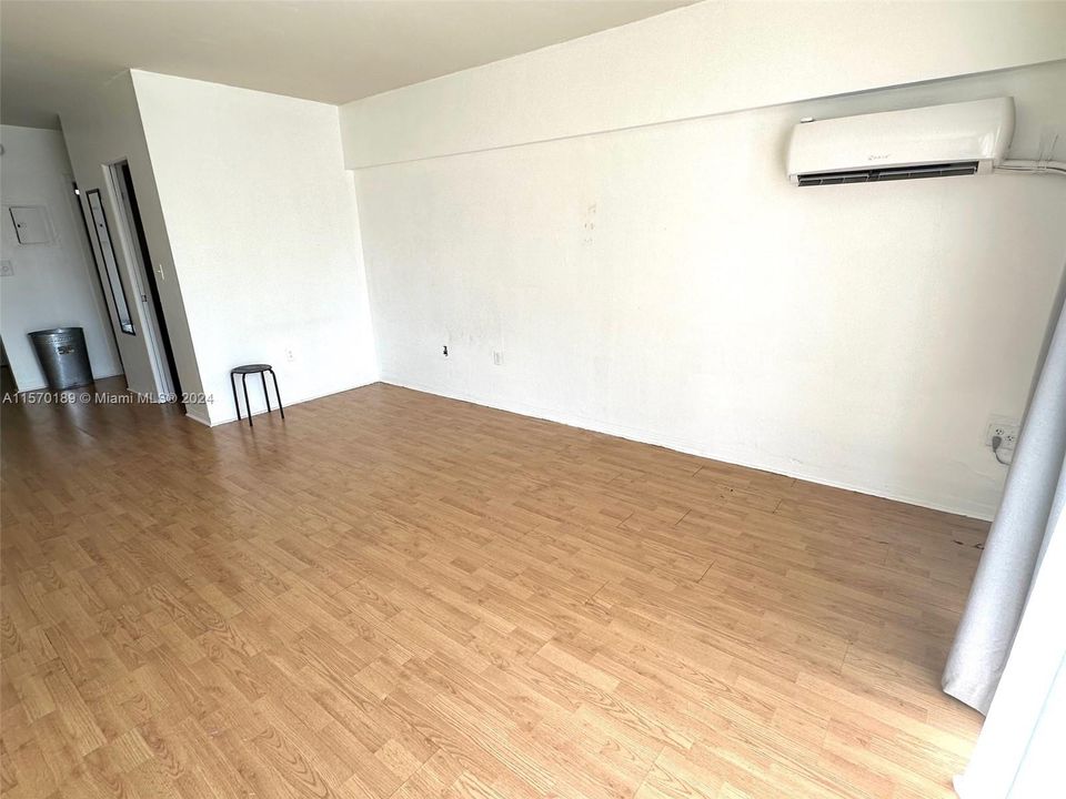 For Rent: $1,750 (0 beds, 1 baths, 435 Square Feet)