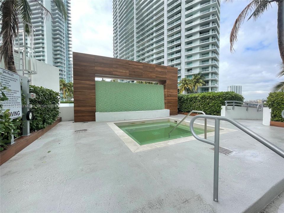 Active With Contract: $2,800 (1 beds, 1 baths, 704 Square Feet)