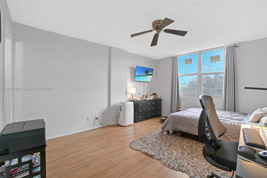 For Sale: $205,000 (2 beds, 2 baths, 975 Square Feet)