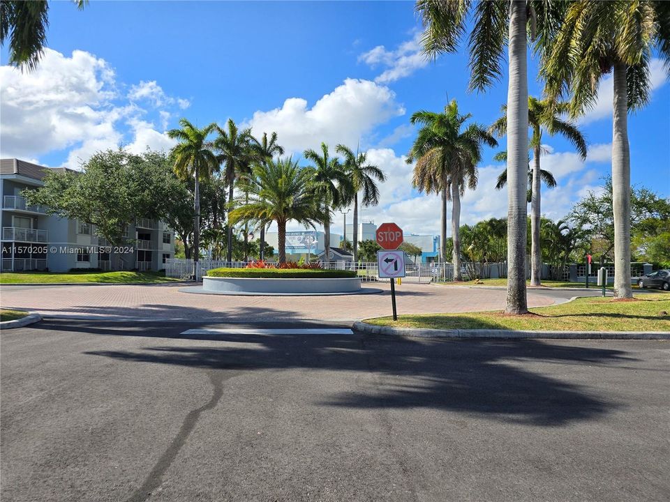 For Sale: $303,000 (2 beds, 2 baths, 1123 Square Feet)