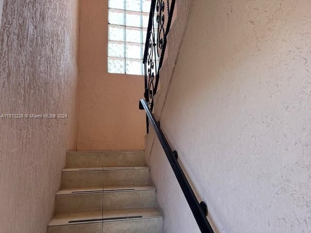 Private included staircase to apartment