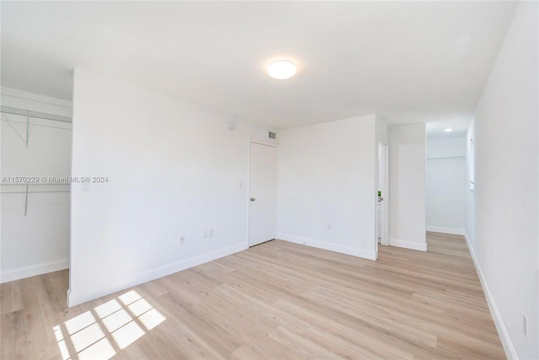 Active With Contract: $2,900 (2 beds, 2 baths, 1100 Square Feet)