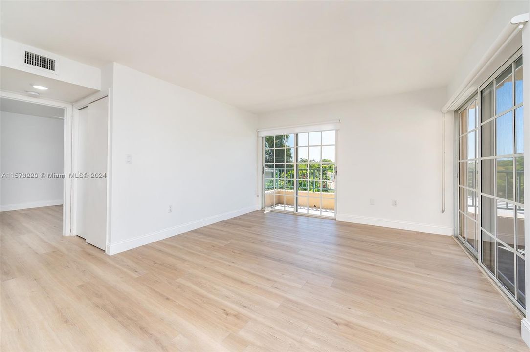 Active With Contract: $2,900 (2 beds, 2 baths, 1100 Square Feet)