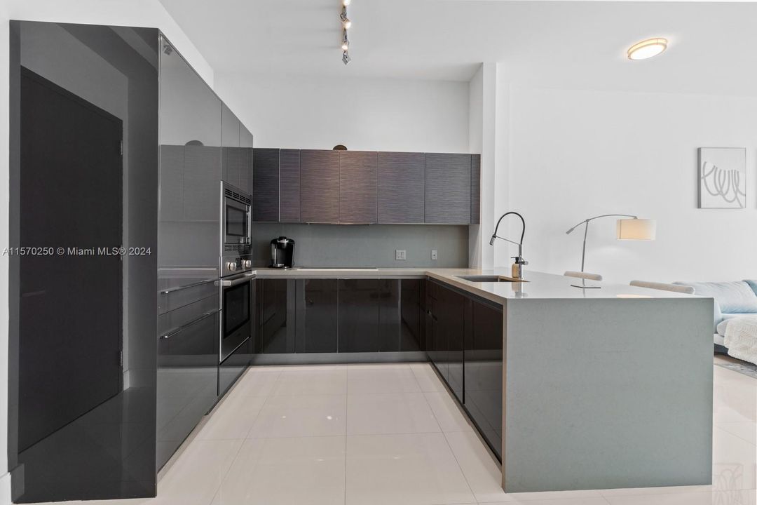For Sale: $620,000 (1 beds, 1 baths, 748 Square Feet)