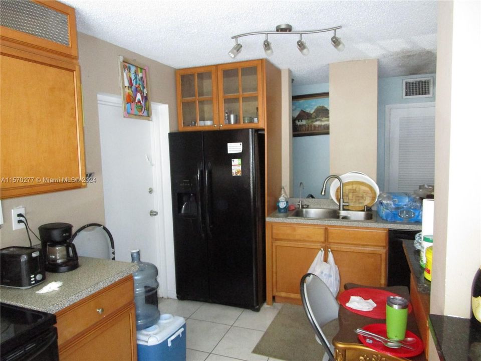 For Sale: $230,000 (2 beds, 2 baths, 970 Square Feet)