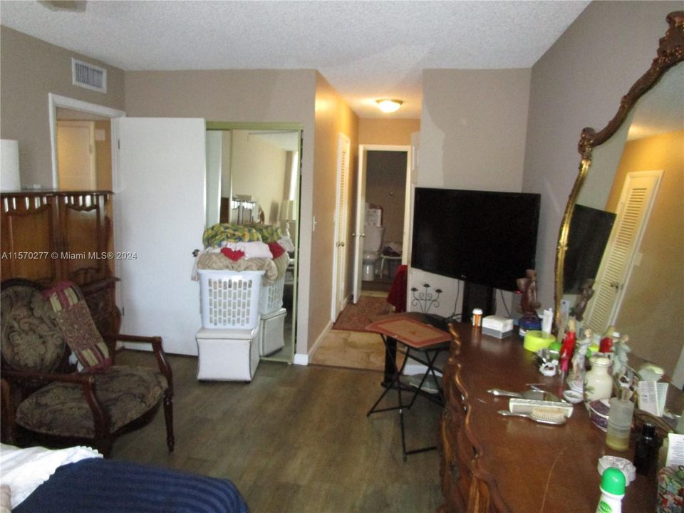 For Sale: $230,000 (2 beds, 2 baths, 970 Square Feet)