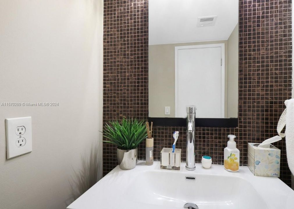 For Sale: $355,000 (1 beds, 1 baths, 1066 Square Feet)