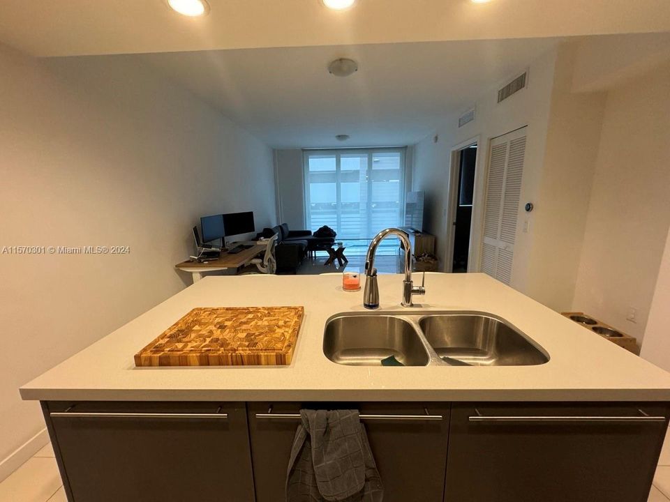 For Sale: $320,000 (1 beds, 1 baths, 686 Square Feet)