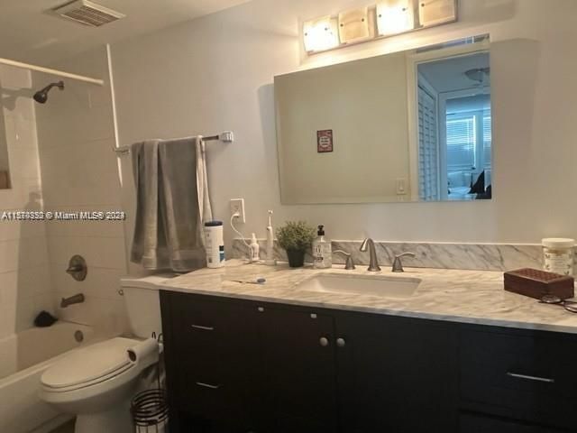 Active With Contract: $1,950 (1 beds, 1 baths, 810 Square Feet)