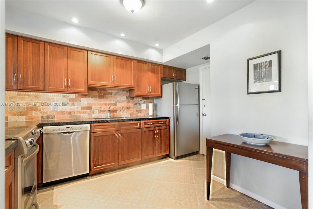 For Sale: $279,000 (1 beds, 1 baths, 850 Square Feet)