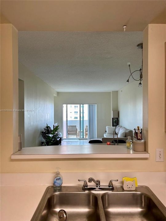 For Rent: $2,550 (1 beds, 1 baths, 762 Square Feet)