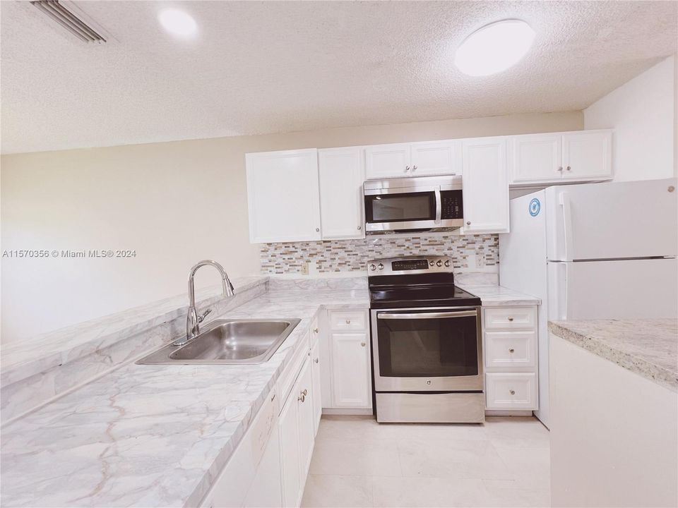 For Sale: $223,000 (1 beds, 1 baths, 816 Square Feet)
