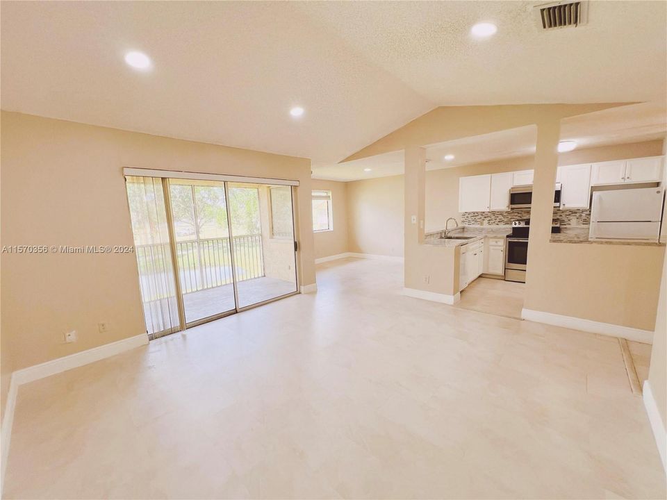 For Sale: $223,000 (1 beds, 1 baths, 816 Square Feet)
