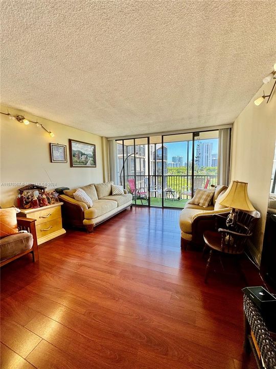 For Sale: $265,000 (1 beds, 1 baths, 717 Square Feet)