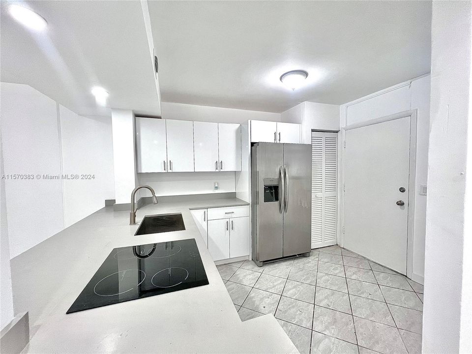 For Sale: $298,999 (2 beds, 2 baths, 1025 Square Feet)