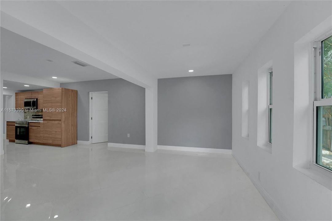 Active With Contract: $3,500 (3 beds, 3 baths, 1823 Square Feet)