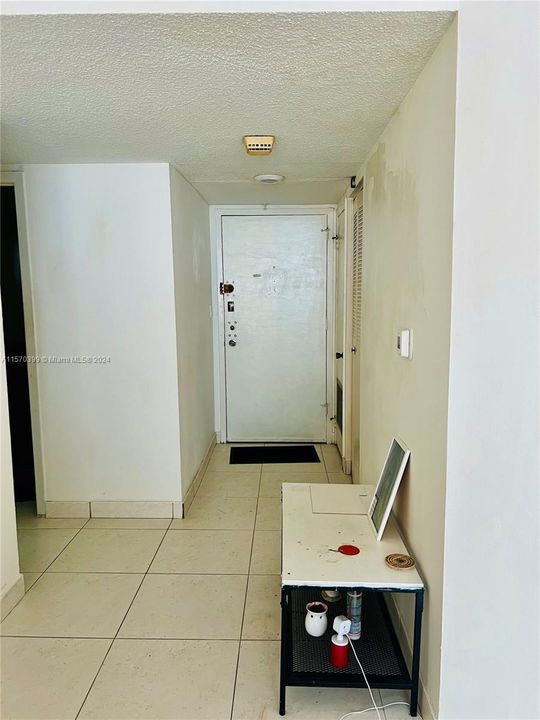 For Sale: $250,000 (1 beds, 1 baths, 873 Square Feet)