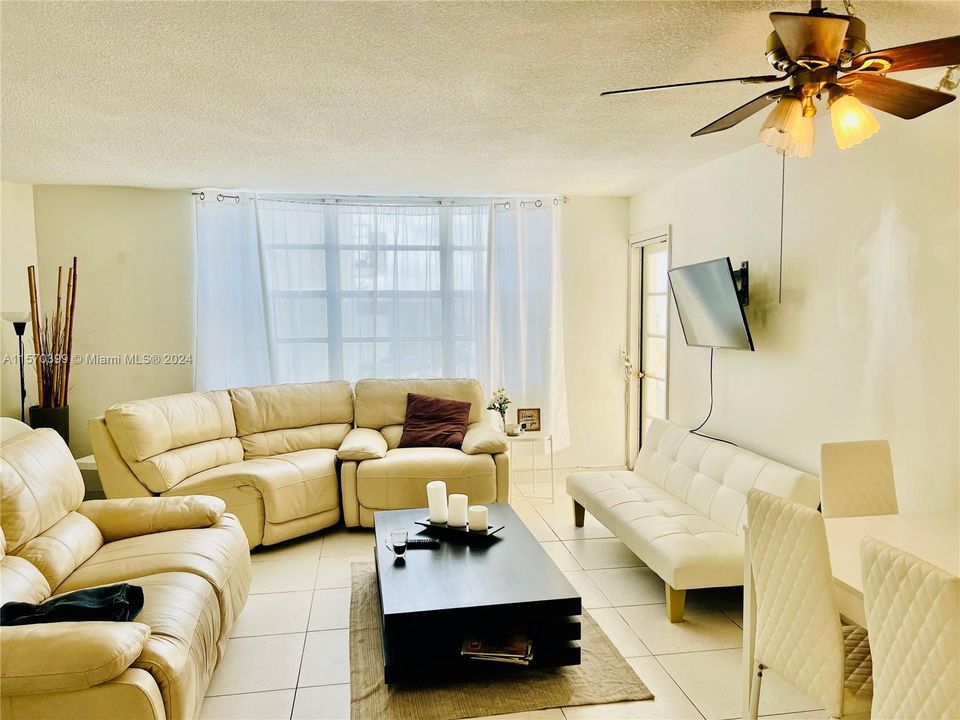 For Sale: $250,000 (1 beds, 1 baths, 873 Square Feet)