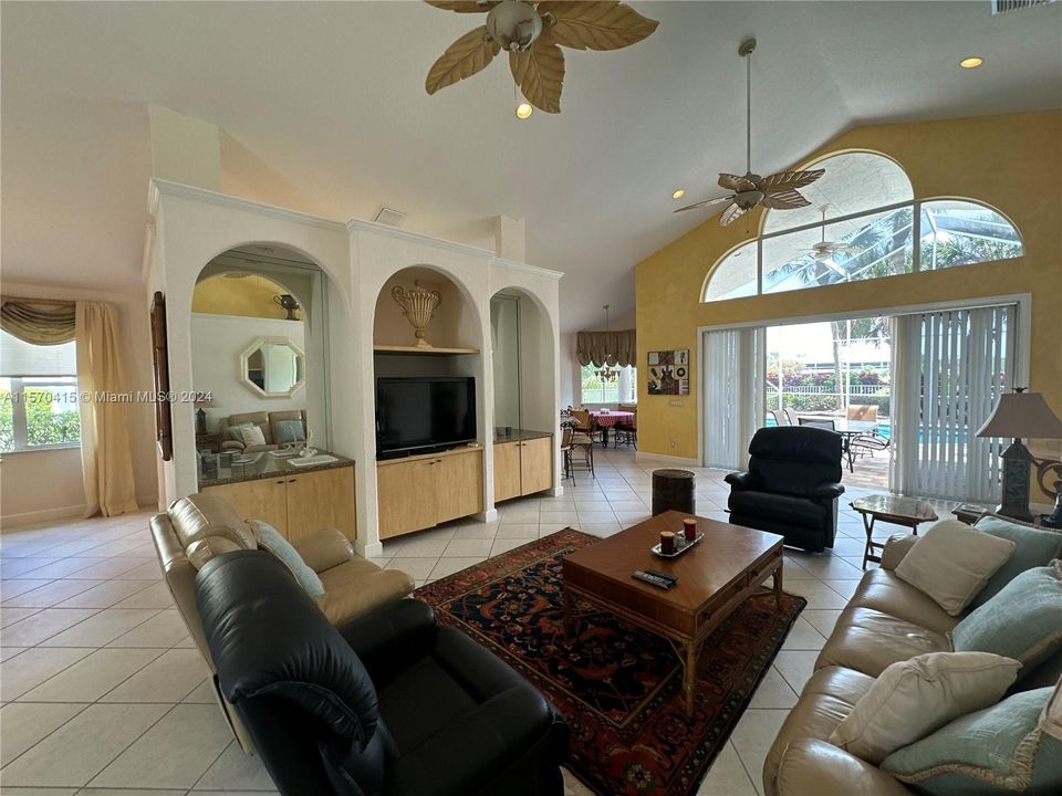 For Sale: $1,100,000 (3 beds, 3 baths, 2579 Square Feet)