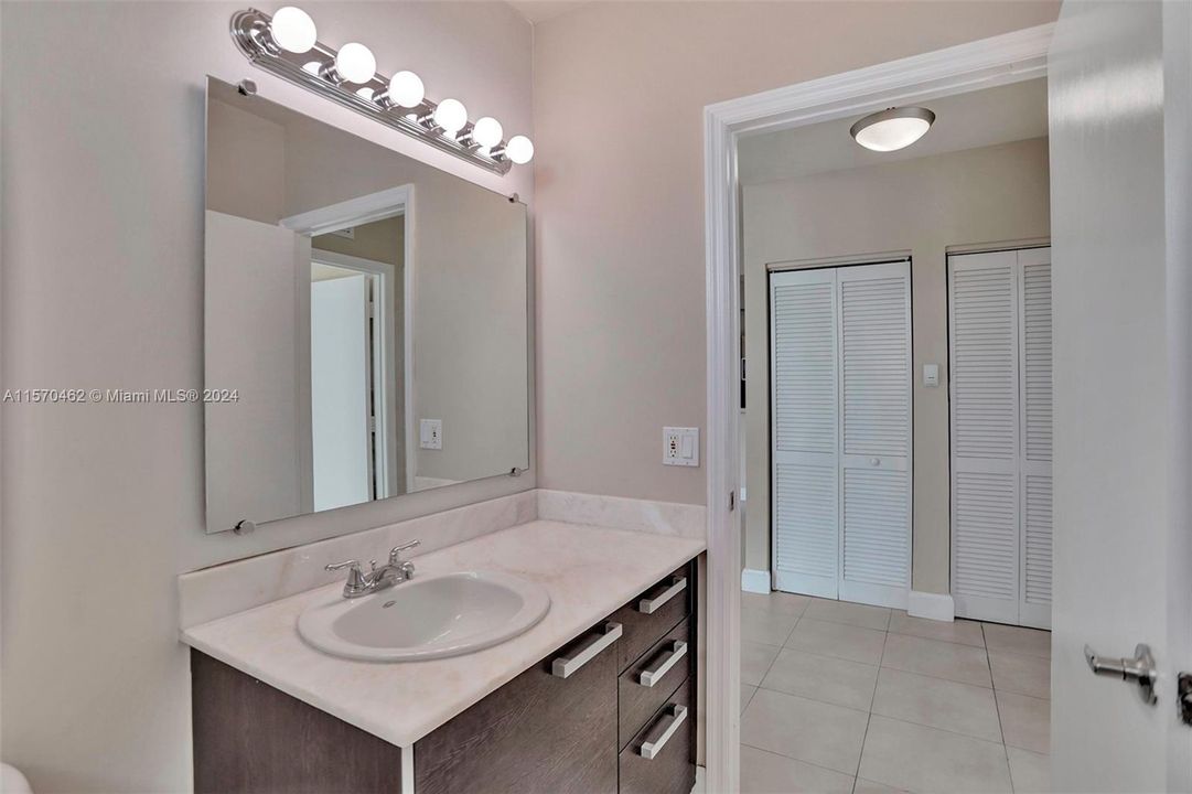 For Sale: $629,000 (2 beds, 2 baths, 1021 Square Feet)