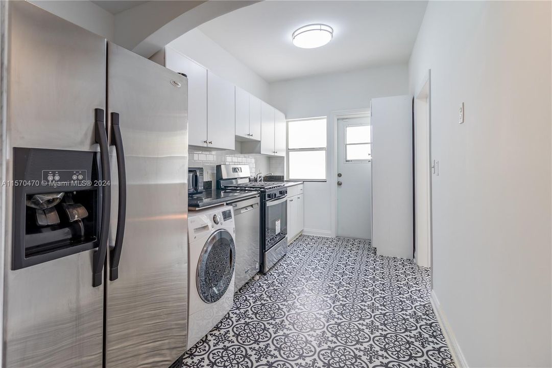 Active With Contract: $379,000 (2 beds, 1 baths, 700 Square Feet)
