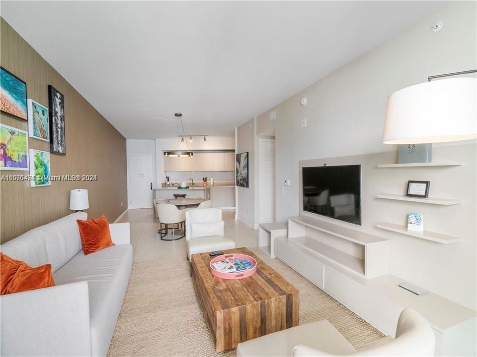 For Sale: $650,000 (1 beds, 1 baths, 852 Square Feet)