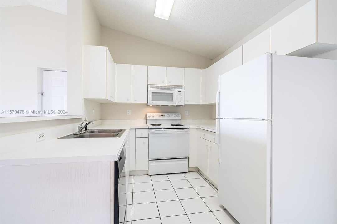 For Sale: $221,000 (1 beds, 1 baths, 846 Square Feet)