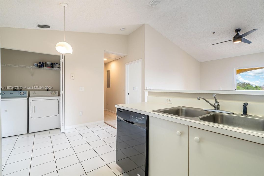 For Sale: $221,000 (1 beds, 1 baths, 846 Square Feet)