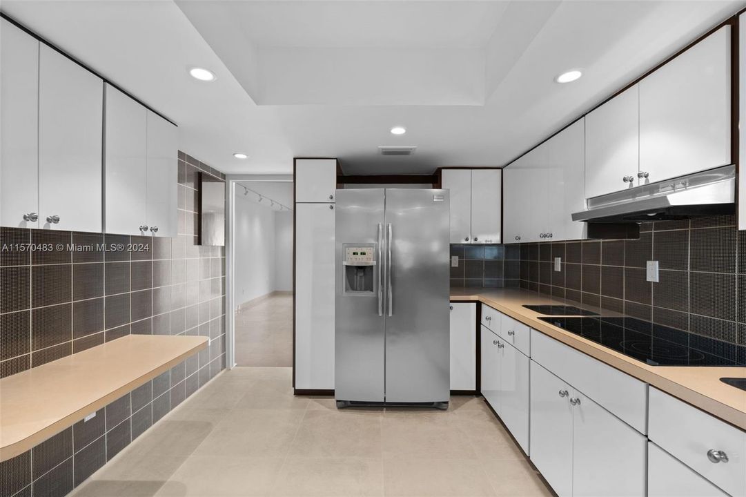 Active With Contract: $4,800 (2 beds, 2 baths, 1242 Square Feet)