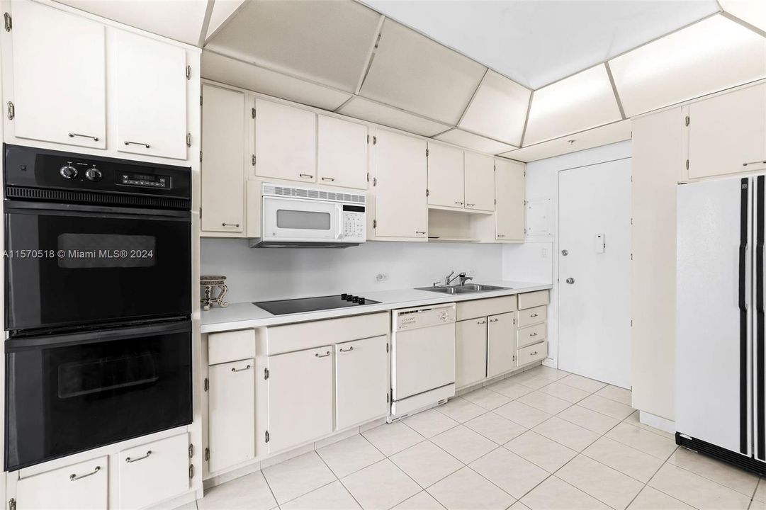 For Sale: $550,000 (1 beds, 2 baths, 1260 Square Feet)
