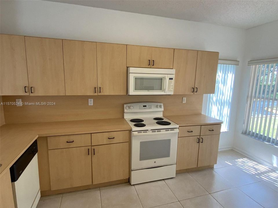 Active With Contract: $3,100 (3 beds, 2 baths, 1602 Square Feet)