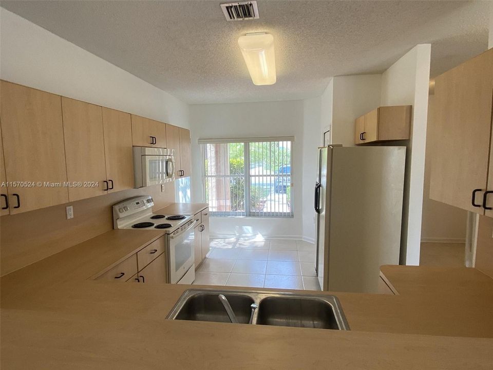 Active With Contract: $3,100 (3 beds, 2 baths, 1602 Square Feet)