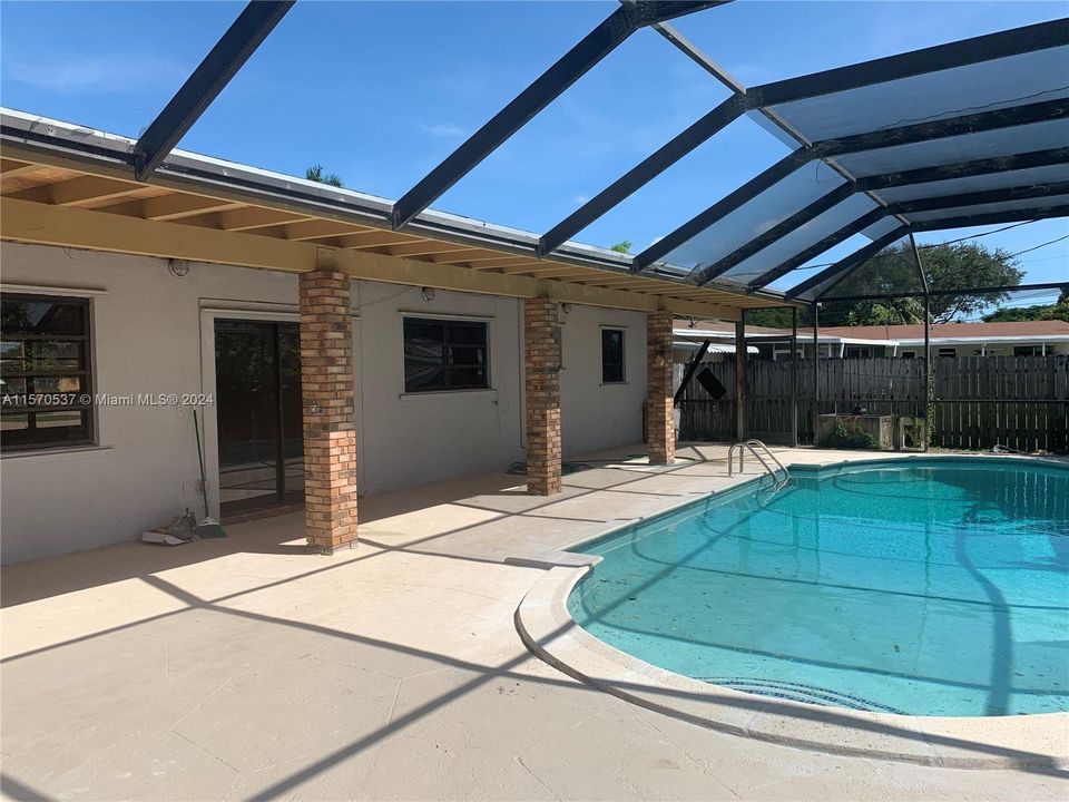 Active With Contract: $3,400 (3 beds, 2 baths, 1462 Square Feet)