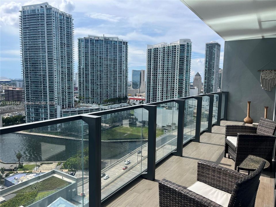 For Sale: $695,000 (1 beds, 1 baths, 810 Square Feet)