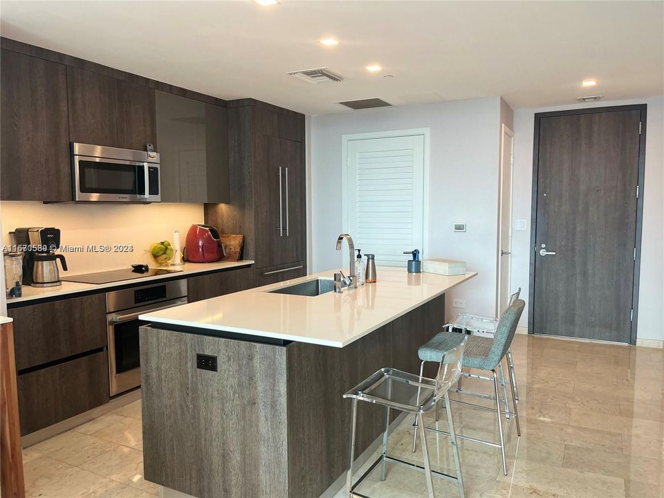 For Sale: $695,000 (1 beds, 1 baths, 810 Square Feet)