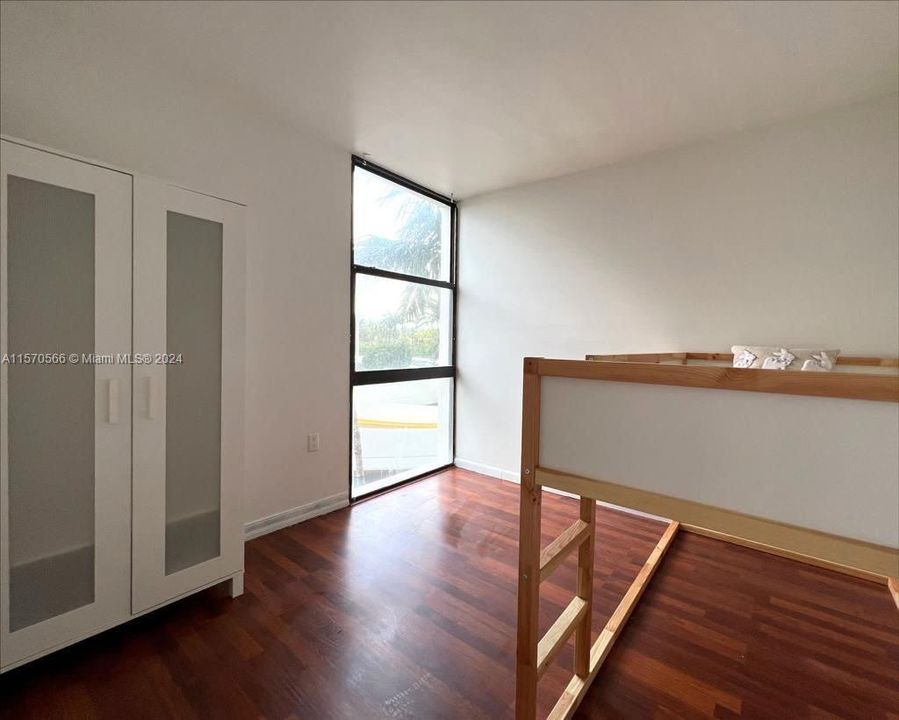 For Sale: $280,000 (2 beds, 1 baths, 896 Square Feet)