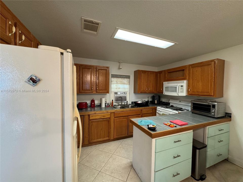 For Sale: $165,000 (1 beds, 1 baths, 663 Square Feet)