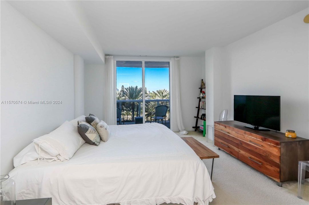 For Sale: $790,000 (1 beds, 1 baths, 896 Square Feet)
