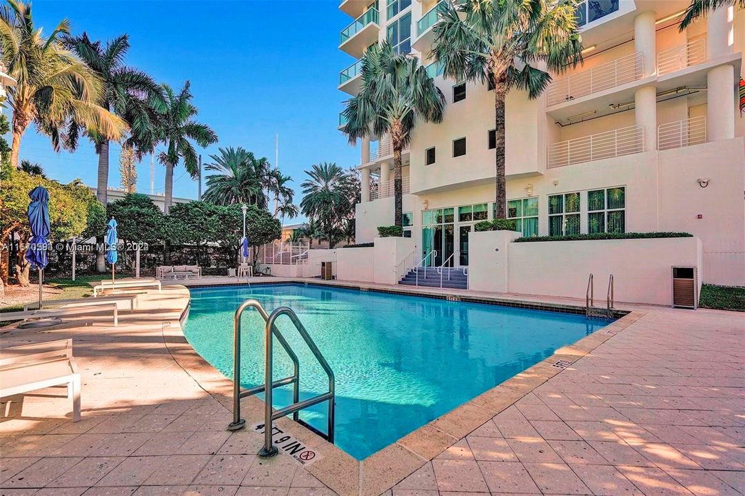 Active With Contract: $2,900 (1 beds, 1 baths, 900 Square Feet)