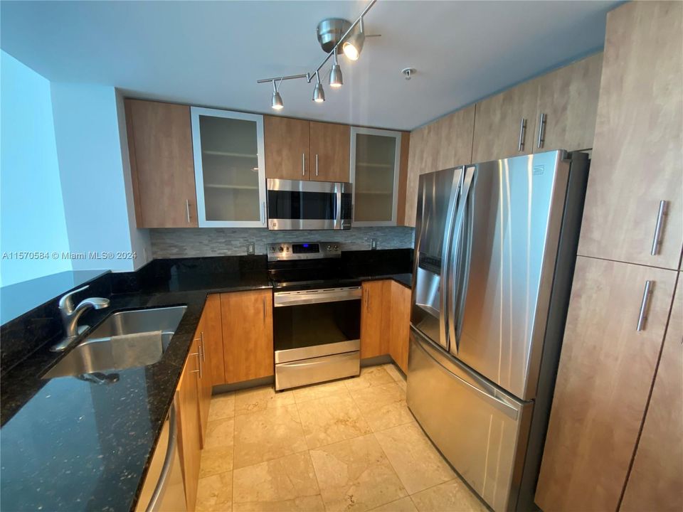 Active With Contract: $2,900 (1 beds, 1 baths, 900 Square Feet)