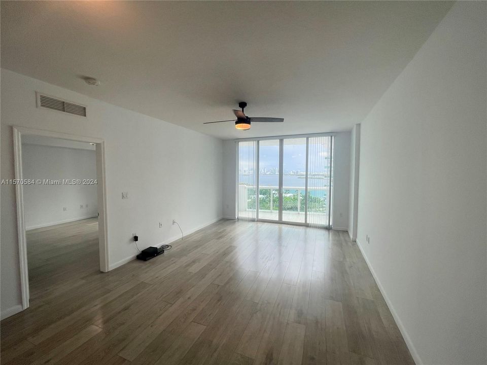 Active With Contract: $2,900 (1 beds, 1 baths, 900 Square Feet)