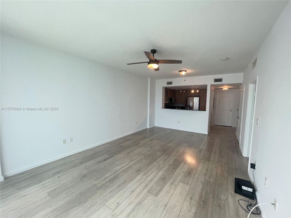 Active With Contract: $2,900 (1 beds, 1 baths, 900 Square Feet)