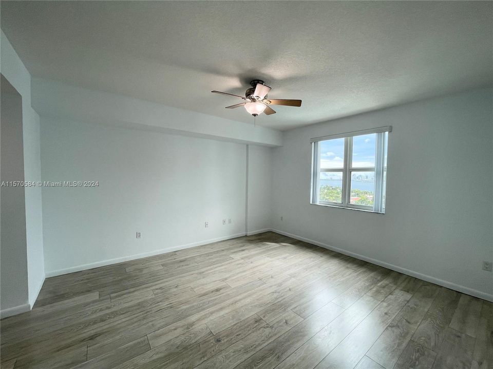 Active With Contract: $2,900 (1 beds, 1 baths, 900 Square Feet)