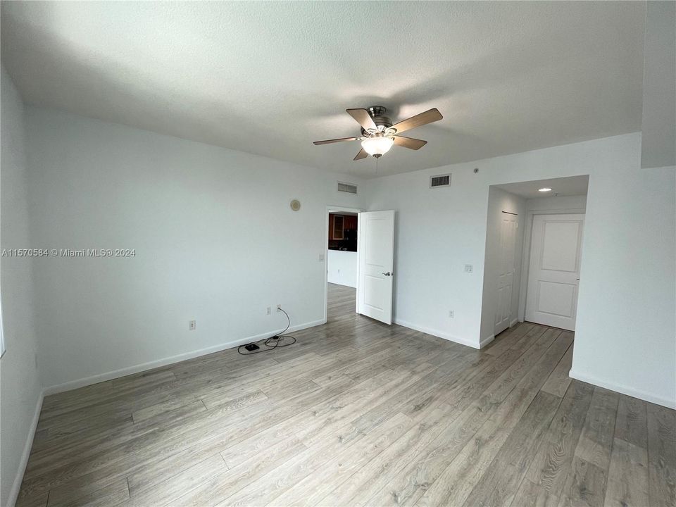 Active With Contract: $2,900 (1 beds, 1 baths, 900 Square Feet)