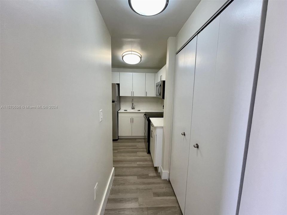 Active With Contract: $2,000 (1 beds, 1 baths, 700 Square Feet)