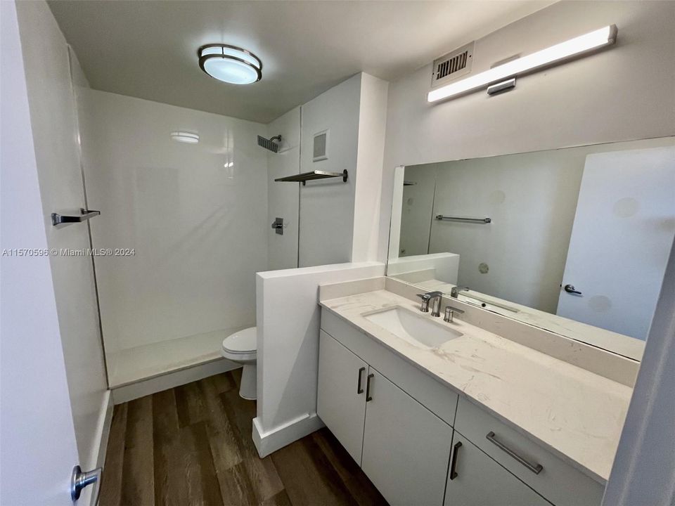 Active With Contract: $2,000 (1 beds, 1 baths, 700 Square Feet)